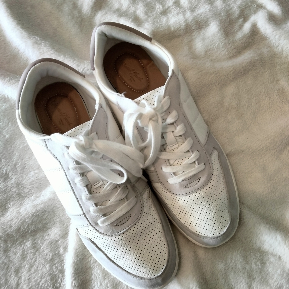 Universal Threads Sneakers - Picture 5 of 5